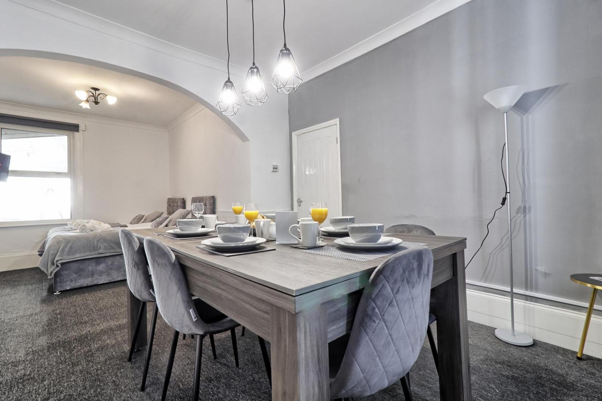 Beautiful Spacious Four Bedroom House With Parking For 2 Cars, 5 Minute Walk To Southend Station Exterior foto
